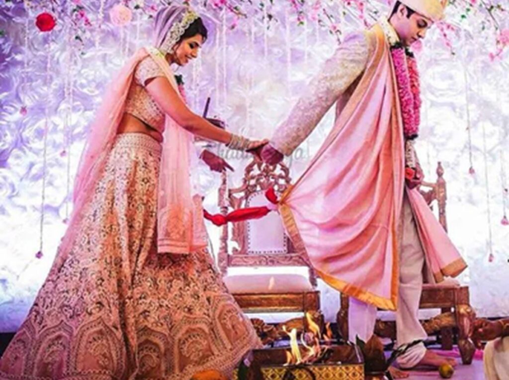 ¿Por Qué los Hindúes Caminan Alrededor del Fuego Durante una Boda? Significado Espiritual del Ritual del Agni y los Siete Votos