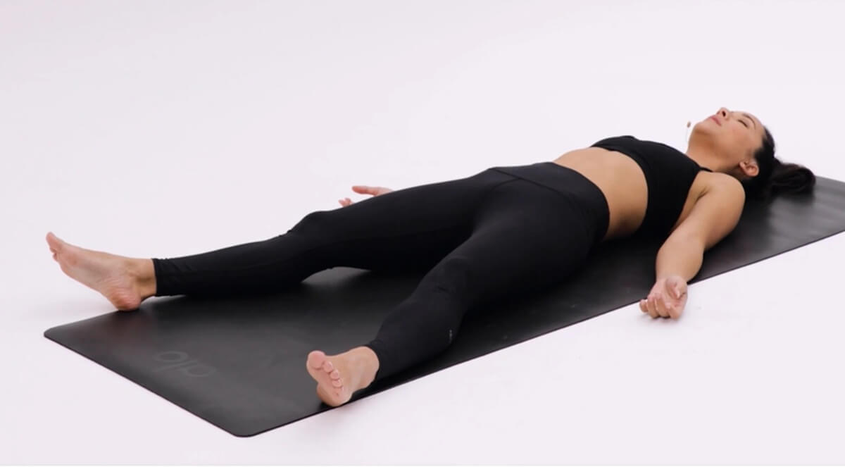 Postura del cadáver (Savasana)