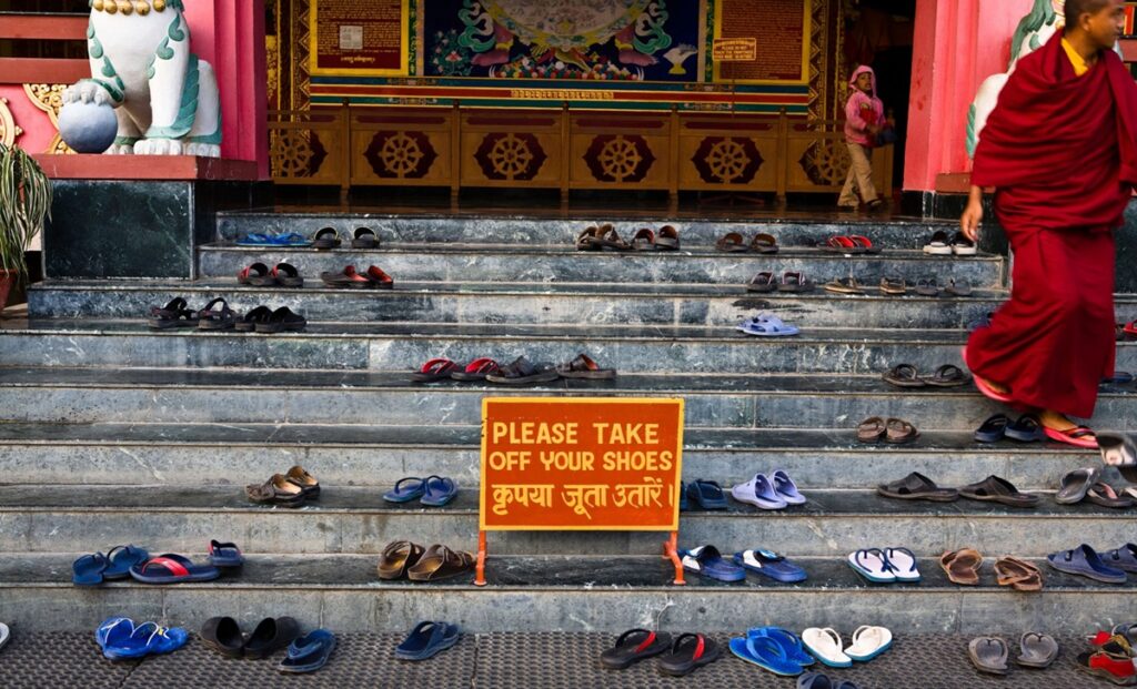 ¿Por qué en India la gente se quita los zapatos antes de entrar a un templo o casa?