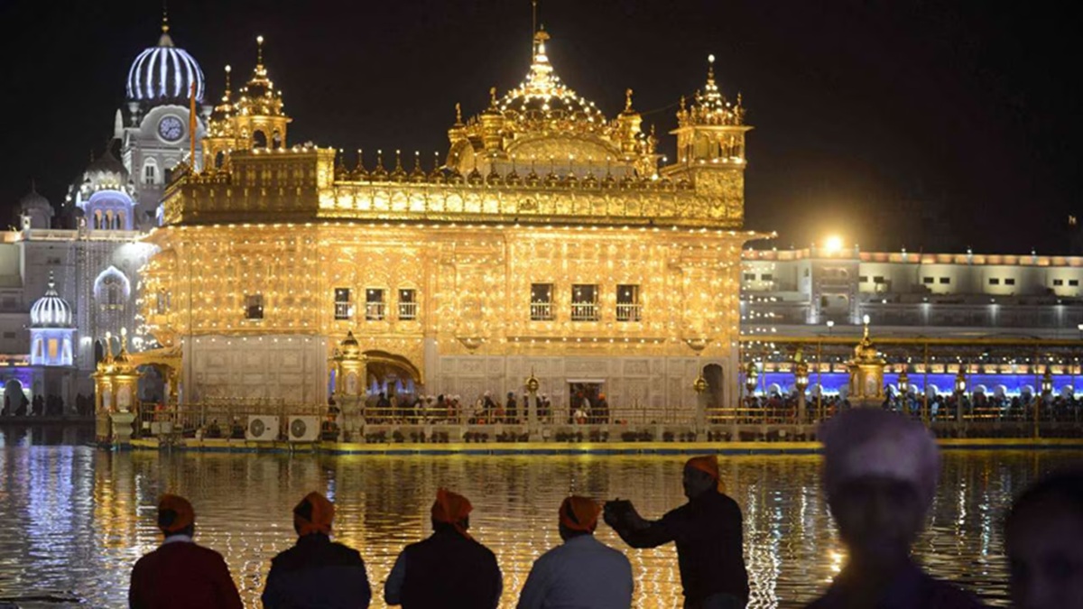 El Templo Dorado durante el Guru Nanak Jayanti